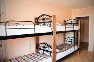 Хостелы A&S Hostel Minskiy Киев Кровать в общем номере для мужчин и женщин с 10 кроватями-1