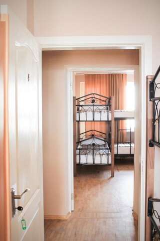 Хостелы A&S Hostel Minskiy Киев Спальное место на двухъярусной кровати в общем номере для мужчин-7